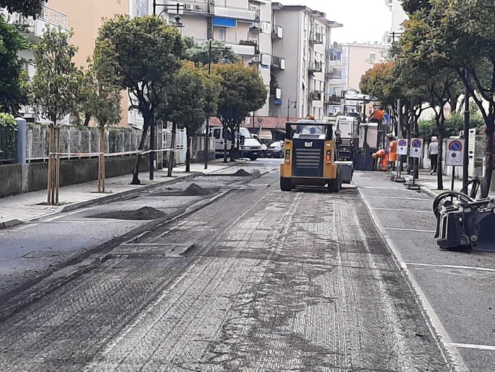 Albissola, scattano i lavori di rifacimento dell'asfalto in Viale e Piazza Liguria (FOTO) Albissola, scattano i lavori di rifacimento dell'asfalto in Viale e Piazza Liguria (FOTO)