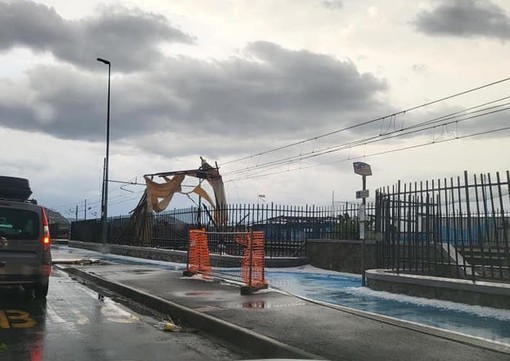 Maltempo, cabine dei bagni finiscono sui binari: interrotta la linea ferroviaria tra Chiavari e Sestri Levante