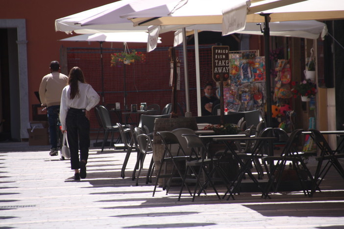 Finale, modificato il regolamento sugli spazi pubblici: sanzioni diminuite per l'ampliamento non regolare dei dehors