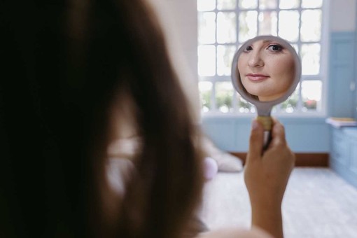 Specchio da trucco: come scegliere quello giusto per la propria beauty routine