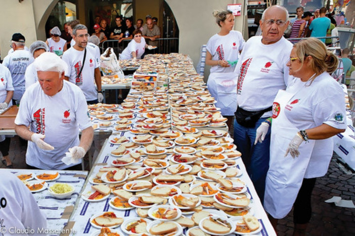 Gran finale di Peperò con mega degustazione preparata in piazza e tanti eventi gastronomici, culturali ed artistici Gran finale di Peperò con mega degustazione preparata in piazza e tanti eventi gastronomici, culturali ed artistici