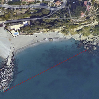 Massi sulla spiaggia ad Albisola. Dopo l'arenile, anche parte di mare "off limits": stop alle attività fino a 45mt dalla battigia