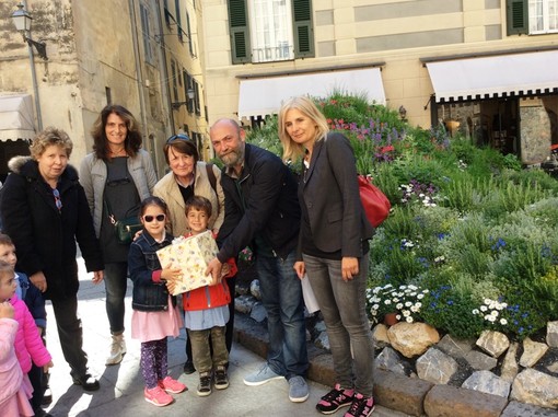 I bimbi delle scuole decorano le vetrine con i disegni per "Fior d'Albenga" I bimbi delle scuole decorano le vetrine con i disegni per "Fior d'Albenga"