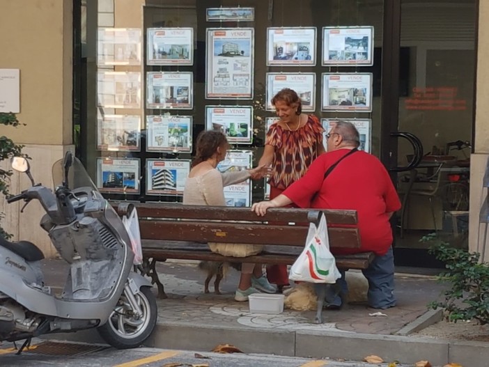 Albenga: riceve lo sfratto e finisce a dormire su una panchina in via dei Mille, la storia di una donna in difficoltà