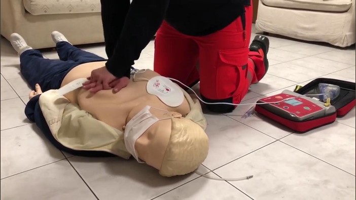 Come usare il defibrillatore, una serata alla Soms di Cairo Come usare il defibrillatore, una serata alla Soms di Cairo