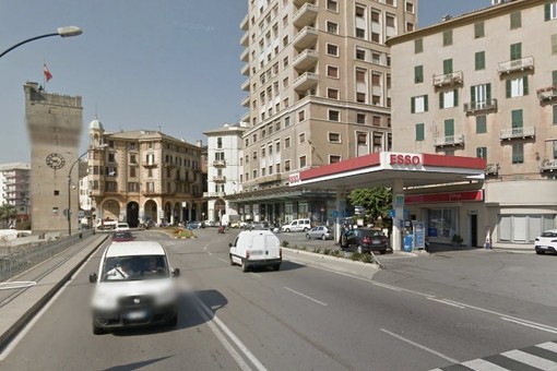 Il distributore Esso preso di mira dal rapinatore