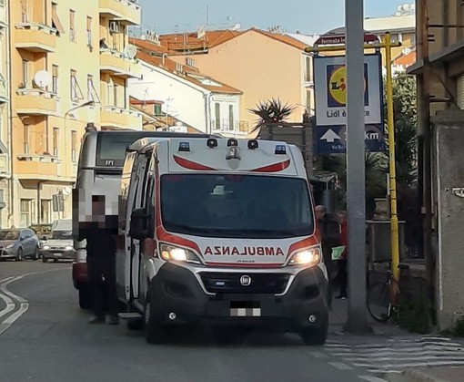 Cade sull'autobus a Vado Ligure: donna trasportata in ospedale (FOTO)