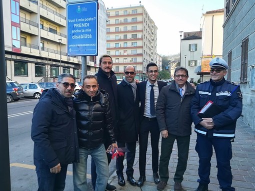 "Vuoi il mio posto? Prendi anche la mia disabilità": a Cairo posizionati venti cartelli per sensibilizzare i cittadini "Vuoi il mio posto? Prendi anche la mia disabilità": a Cairo posizionati venti cartelli per sensibilizzare i cittadini