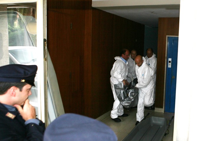 Albissola: delitto di via dell'Oratorio, cadavere esce dal palazzo (foto)