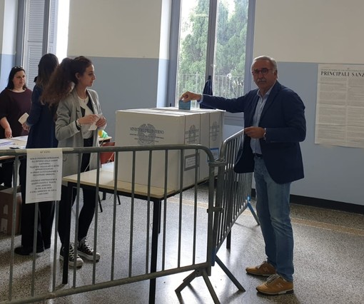 Pietra Ligure, il candidato sindaco Luigi De Vincenzi ha votato Pietra Ligure, il candidato sindaco Luigi De Vincenzi ha votato