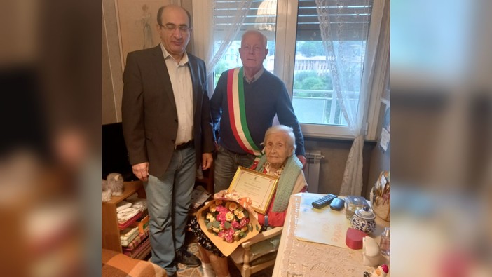 Dea Romano spegne 100 candeline, gli auguri dell’Amministrazione Comunale di Borgio Verezzi Dea Romano spegne 100 candeline, gli auguri dell’Amministrazione Comunale di Borgio Verezzi
