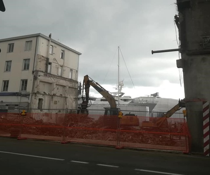 Nuova caserma dei vigili del fuoco a Varazze, completato l'abbattimento dei due capannoni ex Baglietto: riapre l'Aurelia