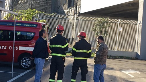 Savona, i vigili del fuoco ispezionano con un drone il tetto della palazzina dell’Autorità Portuale (VIDEO)