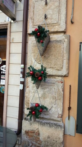 Finale Ligure si veste a festa per il Natale: domenica la grande accensione dell'albero con la carica dei Babbi Natale Finale Ligure si veste a festa per il Natale: domenica la grande accensione dell'albero con la carica dei Babbi Natale