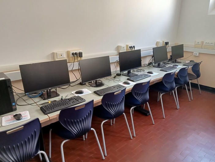 Varazze, donati computer alla scuola primaria "G.Massone" in memoria della maestra Liliana Pirazini