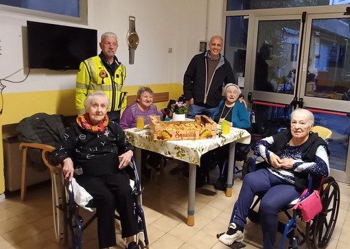 I nonni dell’RP SS. Nicolò e Giuseppe di Albisola ricevono in dono le tire appena sfornate I nonni dell’RP SS. Nicolò e Giuseppe di Albisola ricevono in dono le tire appena sfornate