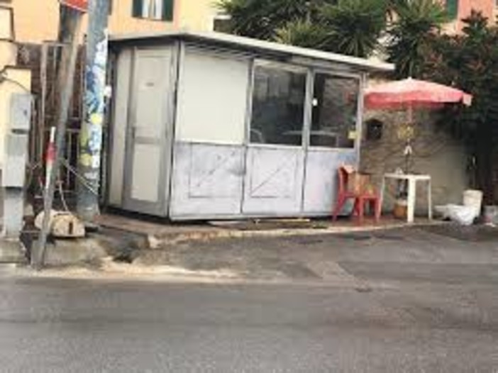 Varazze, perquisizioni dei carabinieri sui roghi notturni al distributore di benzina: tre indagati