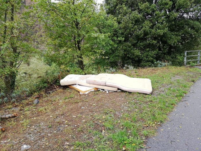 Discarica abusiva ad Orco Feglino, abbandonati a bordo strada alcuni materassi