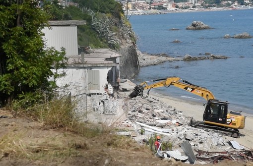 Albissola, partita la demolizione dell'ex fabbricato dei bagni Madonnetta: ruspa al lavoro
