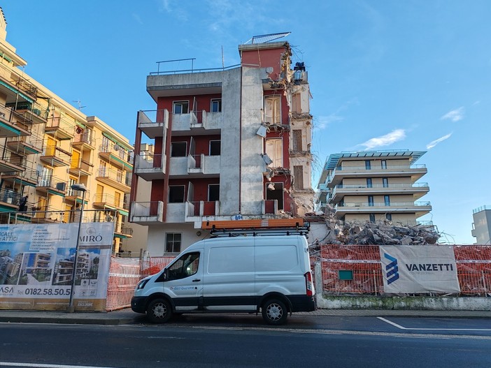 Pietra Ligure, partiti i lavori di demolizione dell’ex Hotel Capri Pietra Ligure, partiti i lavori di demolizione dell’ex Hotel Capri