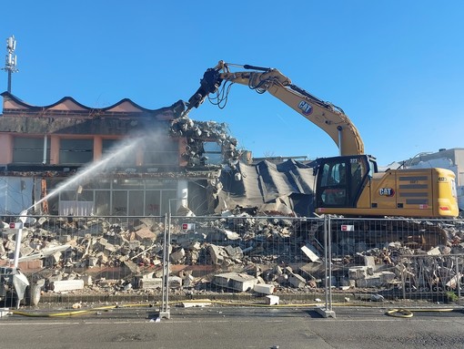 Ex scuole di via San Pietro ad Albisola: scattano le demolizioni dell'ex bocciodromo (FOTO e VIDEO)