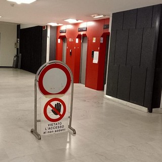 Il cartello &quot;vietato l'accesso&quot; posto al terzo piano del Palazzo di Giustizia di Genova