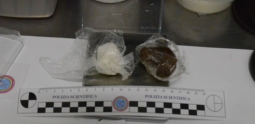 Lotta allo spaccio, "trasfertisti della droga" arrestati dai poliziotti del Commissariato di Alassio