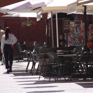 Finale, modificato il regolamento sugli spazi pubblici: sanzioni diminuite per l'ampliamento non regolare dei dehors