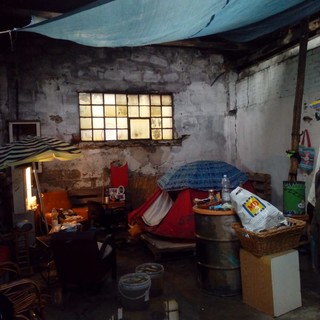 Savona, ex tossicodipendente vive in una baracca dietro al Tribunale, l'appello del Gruppo Antipolitico: "Dignità e un tetto per questo savonese" (FOTO E VIDEO)