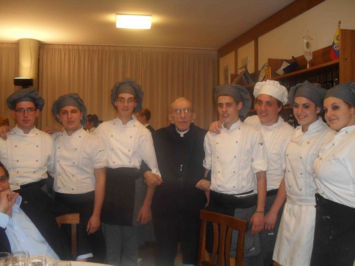 Don Gallo premiato con la doppia fionda dei Fieui di caruggi Don Gallo premiato con la doppia fionda dei Fieui di caruggi