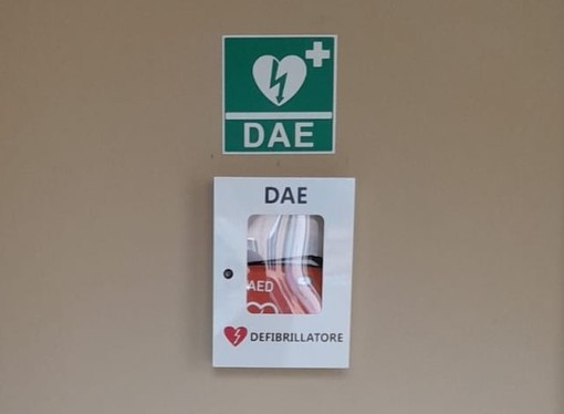 Dego, posizionato un defibrillatore tra la palestra e le scuole elementari Dego, posizionato un defibrillatore tra la palestra e le scuole elementari
