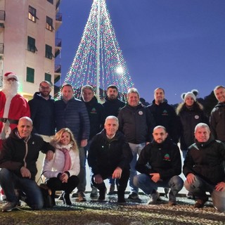 Albisola Superiore, la Protezione Civile "illumina" il Natale: donate, insieme all'assessore Sprio, alcune luminarie