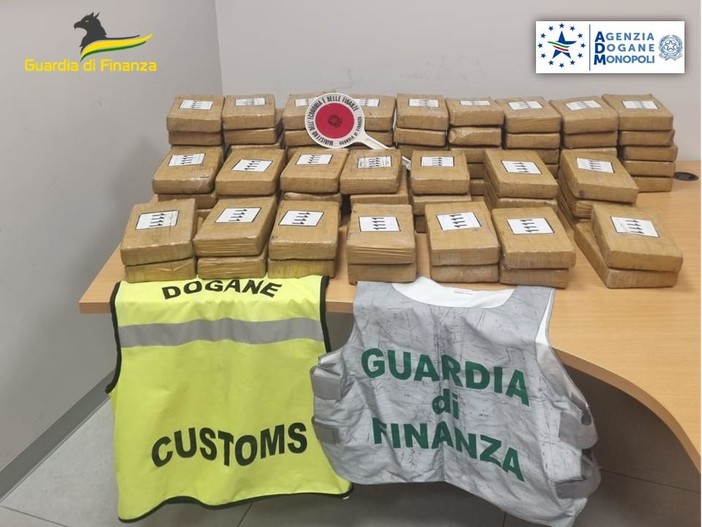 Lotta allo spaccio, Guardia di Finanza e Dogane sequestrano 154 kg di cocaina nel porto di Vado Ligure (FOTO e VIDEO) Lotta allo spaccio, Guardia di Finanza e Dogane sequestrano 154 kg di cocaina nel porto di Vado Ligure (FOTO e VIDEO)