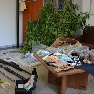Savona, i cani poliziotto e antidroga scoprono 1.6 kg di marijuana, 2 kg di hashish, 1 carabina e due fucili: arrestato un 22enne