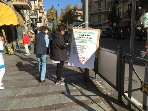 Albisola, cartelloni dei Comitati anti mezzi pesanti in piazza Dante: continua la protesta
