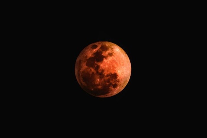 Arriva l’eclissi totale di Luna: occhi, telescopi e macchine fotografiche puntate al cielo