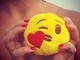 Faccina che bacia! Oggi, 17 luglio, è la giornata mondiale delle emoji Faccina che bacia! Oggi, 17 luglio, è la giornata mondiale delle emoji