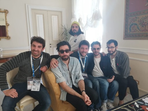Nello scatto: gli Ex-Otago al Festival di Sanremo con i corrispondenti di Savonanews Luciano Parodi e Roberto Vassallo