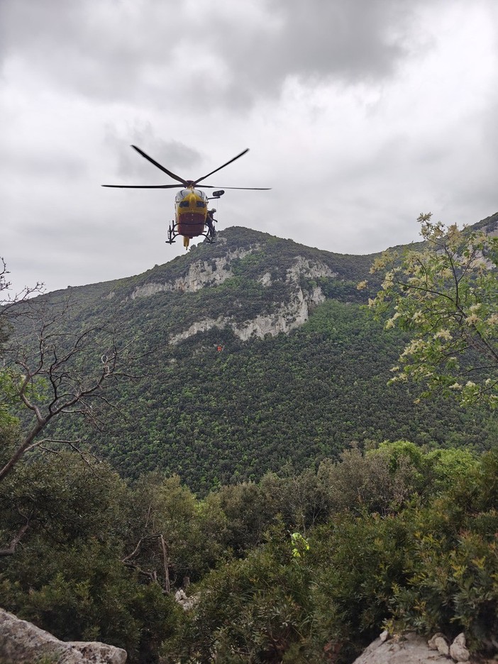 Donna colpita da una pietra in falesia nel Finalese: trauma al bacino