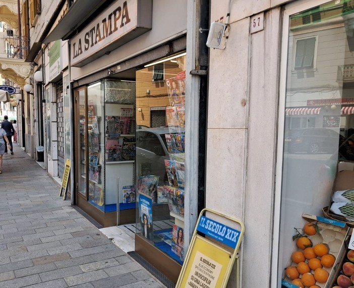 Savona, chiude la storica edicola di via Luigi Corsi, da anni punto di riferimento dei lettori savonesi Savona, chiude la storica edicola di via Luigi Corsi, da anni punto di riferimento dei lettori savonesi