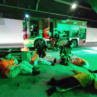 Autoarticolato in fiamme in galleria tamponato da un'auto: feriti e sversamento di gasolio da una cisterna. L'esercitazione in A10