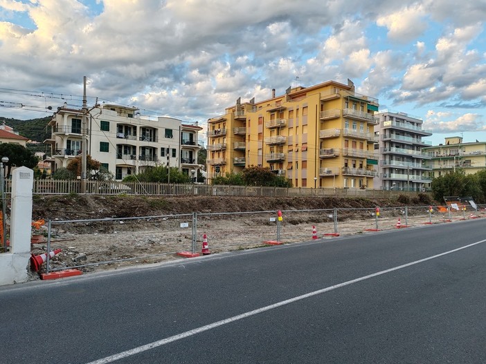 Pietra Ligure: nella zona di levante demolito l'edificio tra la via Aurelia e la ferrovia, al suo posto nascerà un'area verde