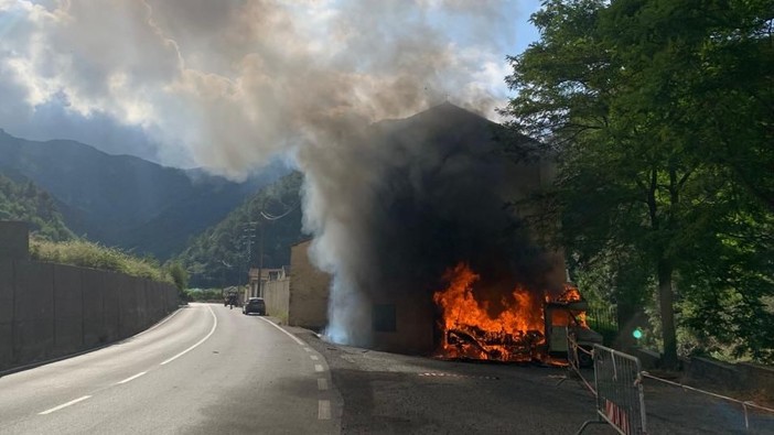 Zuccarello, esplode il serbatoio di un camper: portone della chiesa in fiamme, danneggiati i vetri (FOTO) Zuccarello, esplode il serbatoio di un camper: portone della chiesa in fiamme, danneggiati i vetri (FOTO)
