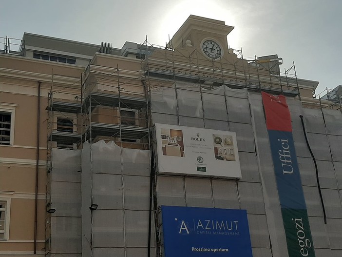 Rivede la luce lo storico orologio dell'ex Ospedale San Paolo: le lancette durante il cambio dell'ora le potrà spostare il futuro proprietario dell'attico (VIDEO)