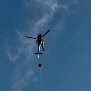 Sassello, ripresi i lanci aerei sull'incendio boschivo in località Giardini