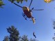 Biker cade lungo un sentiero a Magliolo: donna soccorsa dall'elicottero e trasportata al Santa Corona