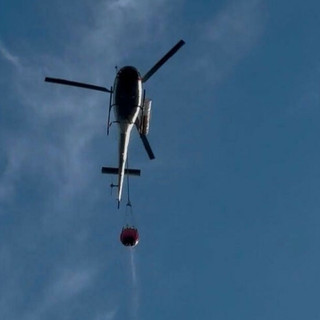 Sassello, ripresi i lanci aerei sull'incendio boschivo in località Giardini