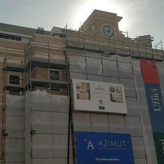 Rivede la luce lo storico orologio dell'ex Ospedale San Paolo: le lancette durante il cambio dell'ora le potrà spostare il futuro proprietario dell'attico (VIDEO)