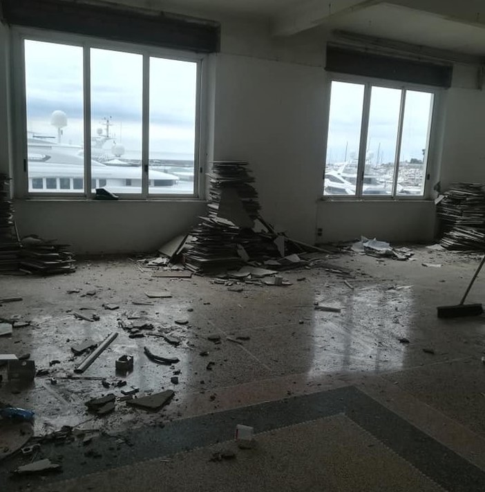 Ex cantieri Baglietto a Varazze, via alle operazioni di "strip out": a fine aprile la demolizione della palazzina (FOTO)