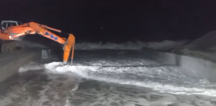 Celle, sale il livello del mare nel rio Ghiare: escavatori al lavoro nella notte (FOTO e VIDEO) Celle, sale il livello del mare nel rio Ghiare: escavatori al lavoro nella notte (FOTO e VIDEO)